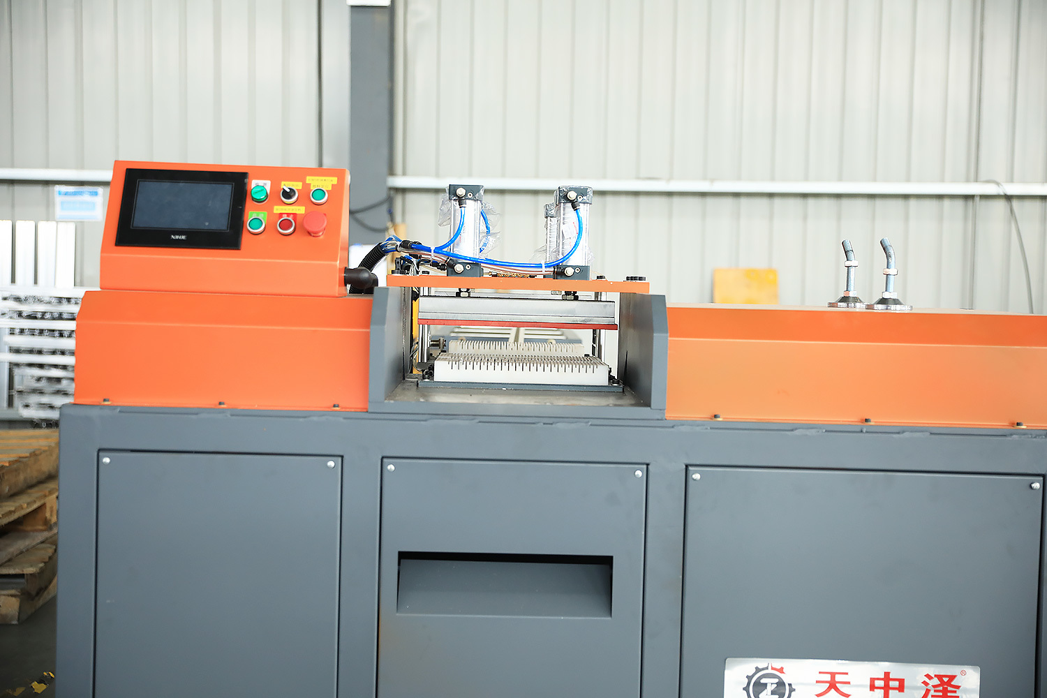 CNC feeding sawing machine