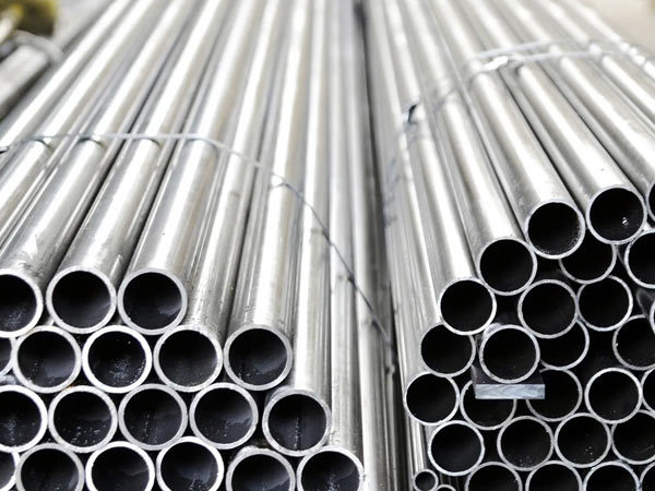 How are stainless steel pipes classified?