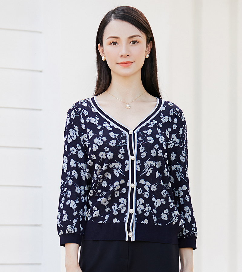 Spring and Summer 2023 New Elegant Series Loose Age-reducing V-neck Cardigan