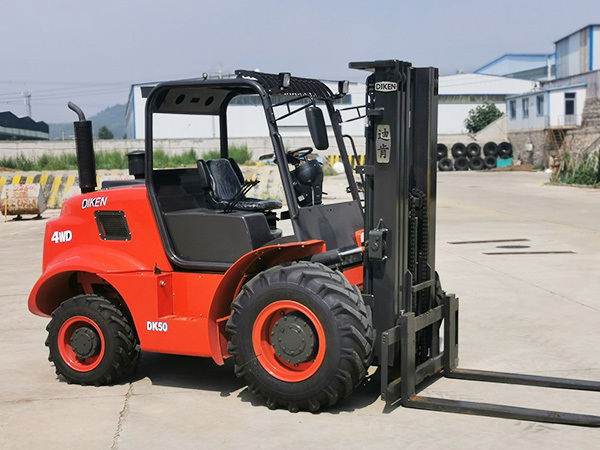 Transmission system of off-road forklift