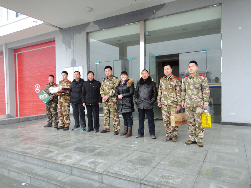 慰问驻地消防官兵