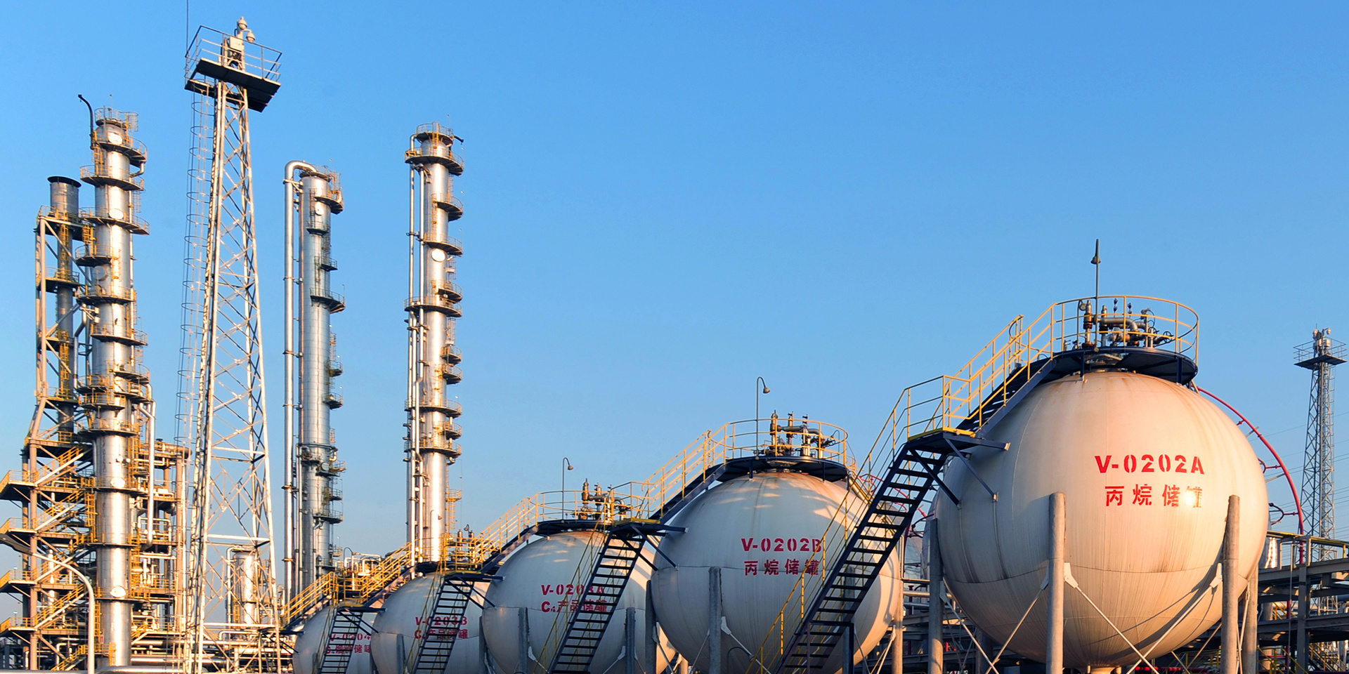 Integrated operator of industrial gases and basic chemical raw materials