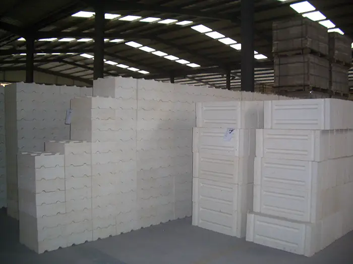 Large wall bricks for carbon roasters