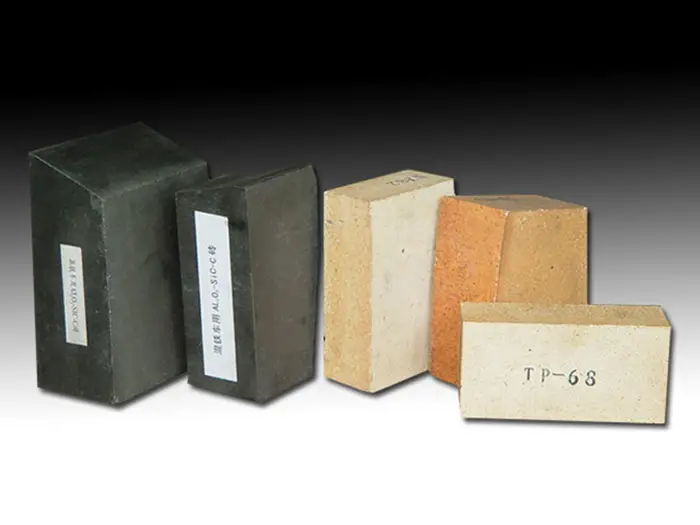 Refractory products for iron pretreatment
