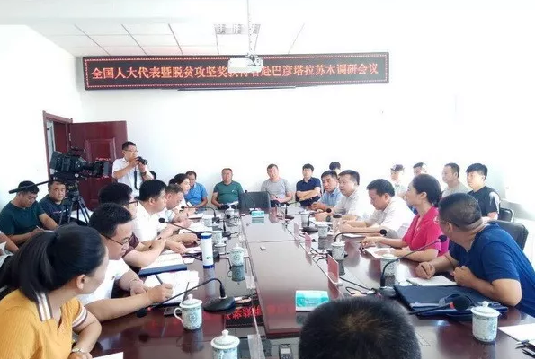 全國(guó)人大代表暨2017全國(guó)脫貧攻堅(jiān)獎(jiǎng)獲獎(jiǎng)?wù)叩絻?nèi)蒙古調(diào)研指導(dǎo)脫貧攻堅(jiān)