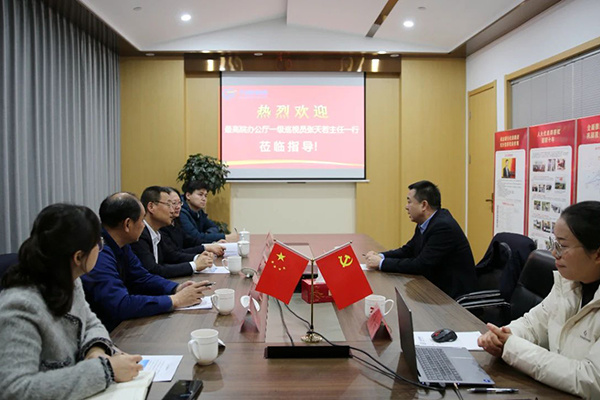 最高人民法院辦公廳一級巡視員張?zhí)烊粢恍凶咴L全國人大代表、特約監(jiān)督員周善紅