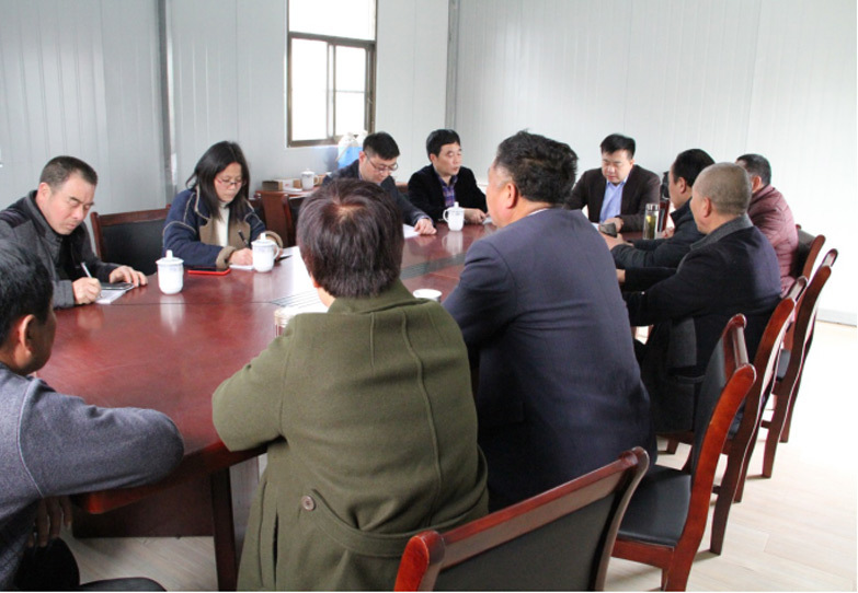 9月20日，集團黨委在張倪村現(xiàn)代農(nóng)業(yè)基地召開學(xué)習(xí)交流座談會，萬順集團黨委書記、董事長周善紅向張倪村黨支部書記張永明、集團扶貧辦工作人員、合作社職工以及周邊村民講述“不忘初心牢記使命”主題教育的核心內(nèi)容并部署張倪現(xiàn)代農(nóng)業(yè)基地下一步的生產(chǎn)計劃。
