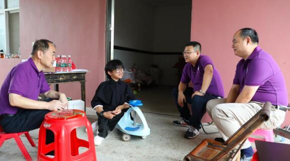 深圳愛心企業(yè)家來了！“扭扭車”男孩大學四年學費、生活費有著落了！