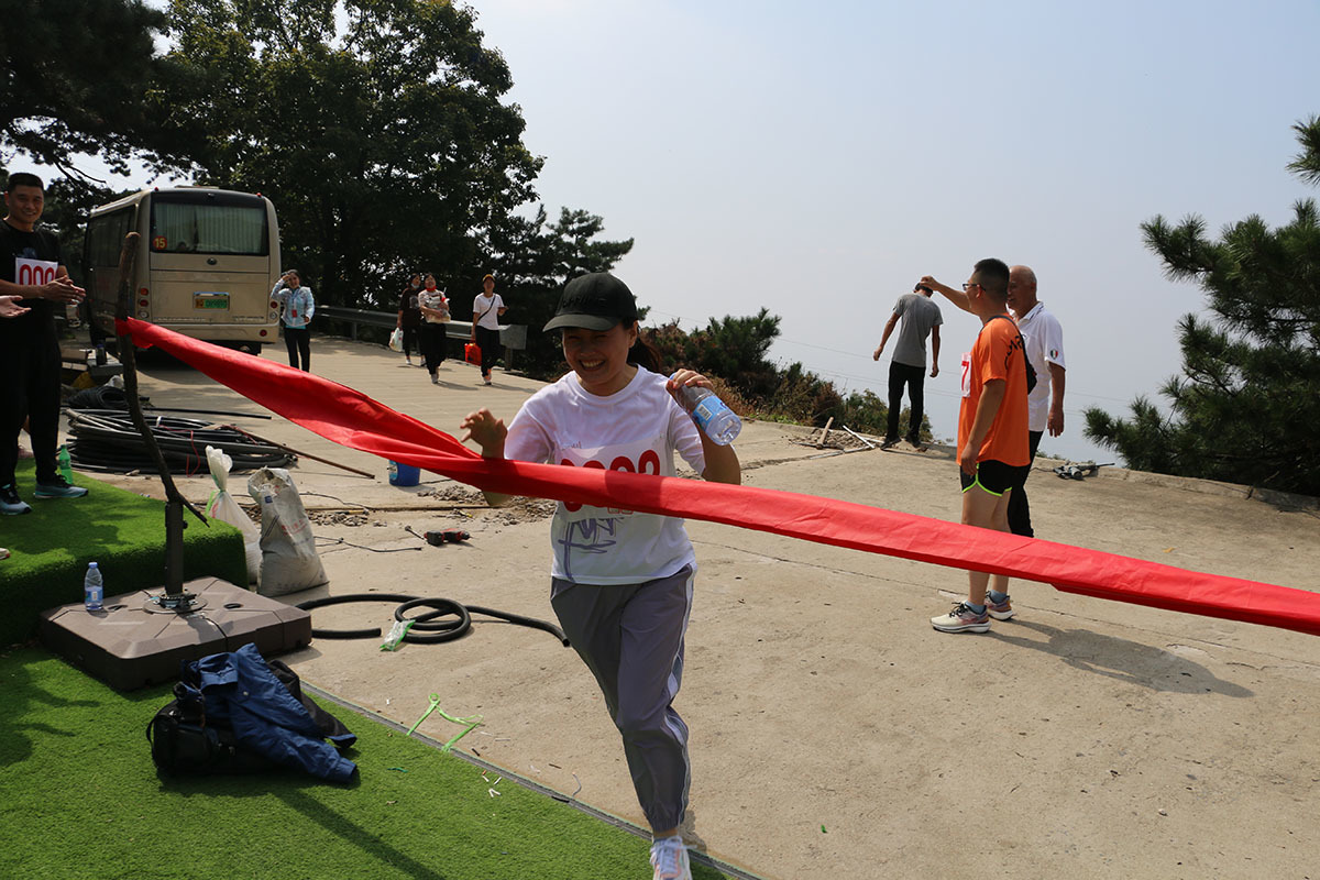 开展“登蒙山主峰、筑团队精神”登山比赛活动