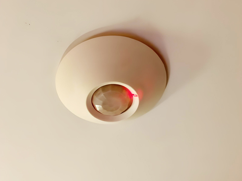 Why does the smoke alarm keep turning red?