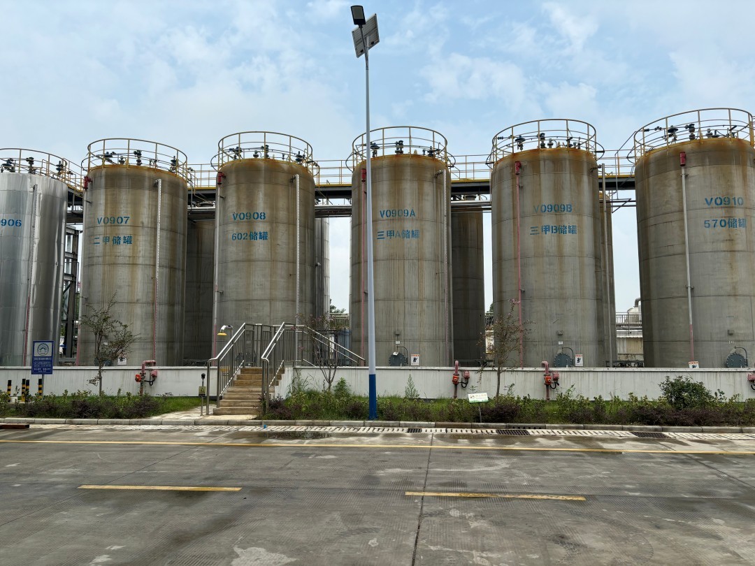 Raw material storage tank