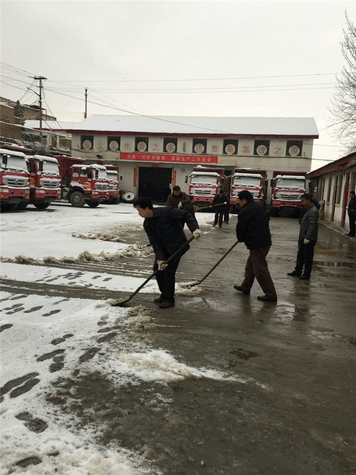 運輸分公司組織職工開展積雪清掃工作