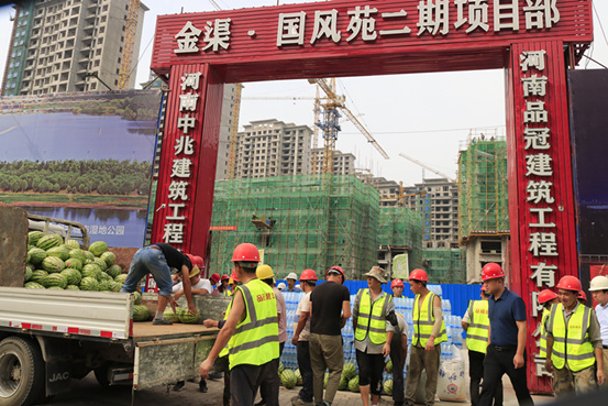 市總工會到金渠·國風苑項目“送清涼”