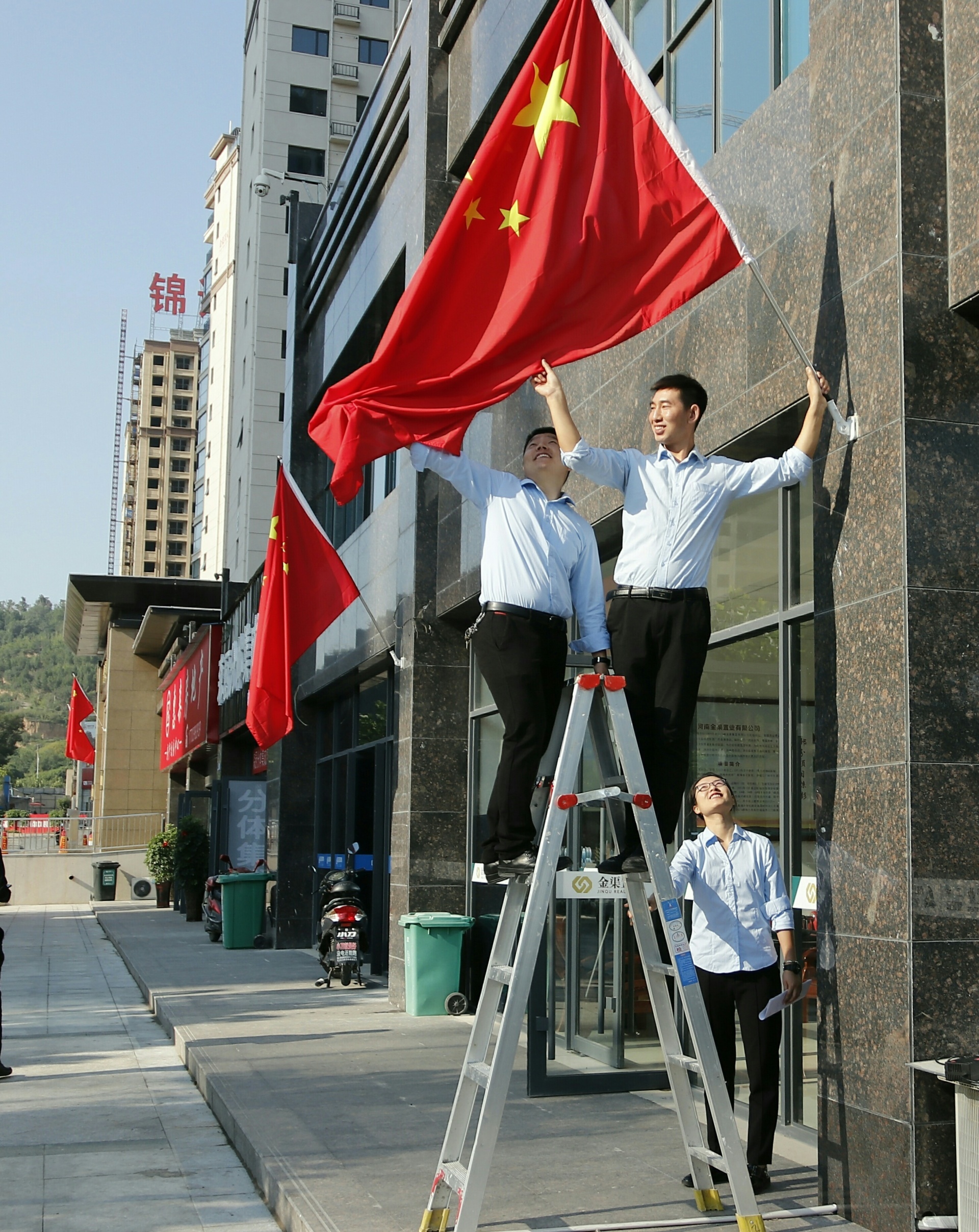 金渠置業(yè)懸掛國旗 喜迎建國70周年