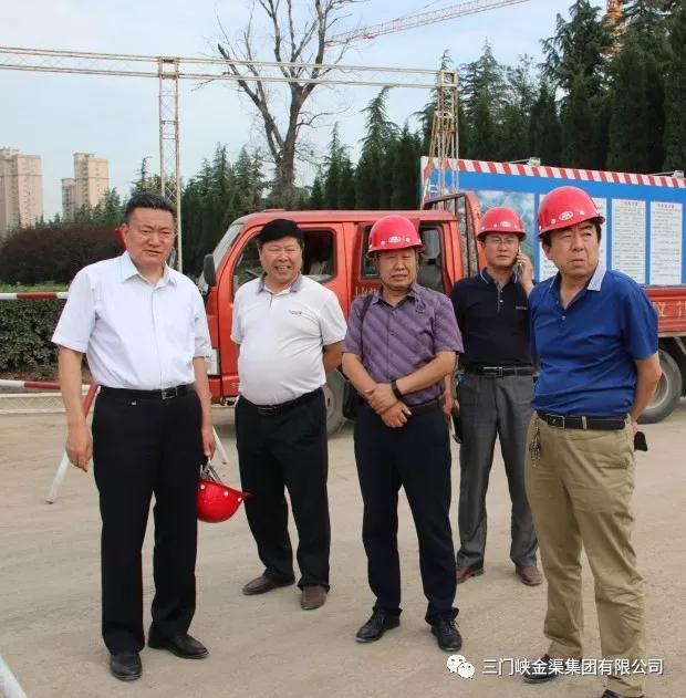 集團(tuán)公司董事長(zhǎng)和總經(jīng)理到國(guó)風(fēng)苑項(xiàng)目場(chǎng)地檢查揚(yáng)塵治理工作