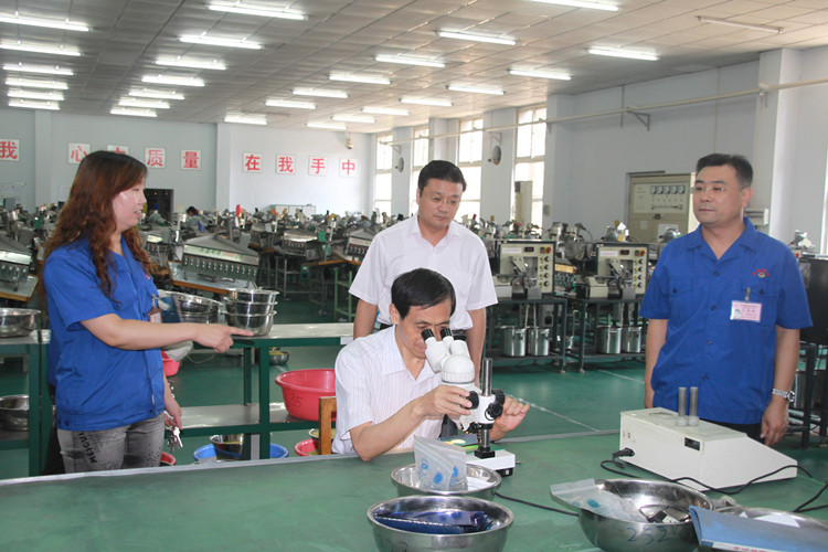 省總工會副主席王永領(lǐng)冒酷暑深入金渠集團調(diào)研