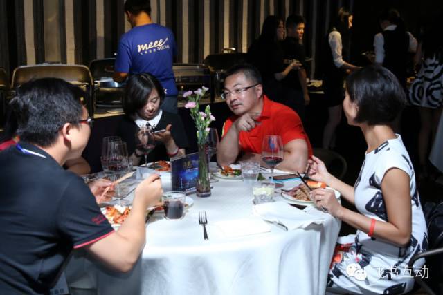 中国游戏出海行业的朋友在上海外滩游艇VIP酒会聊天交流