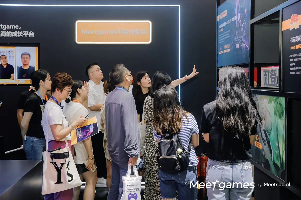 Meetgames游戏出海平台负责人秦晓芸带领媒体参访展位