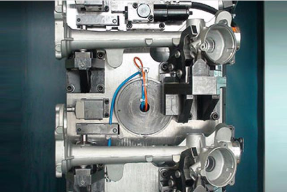 Automatic hydraulic clamping of steering gear housings