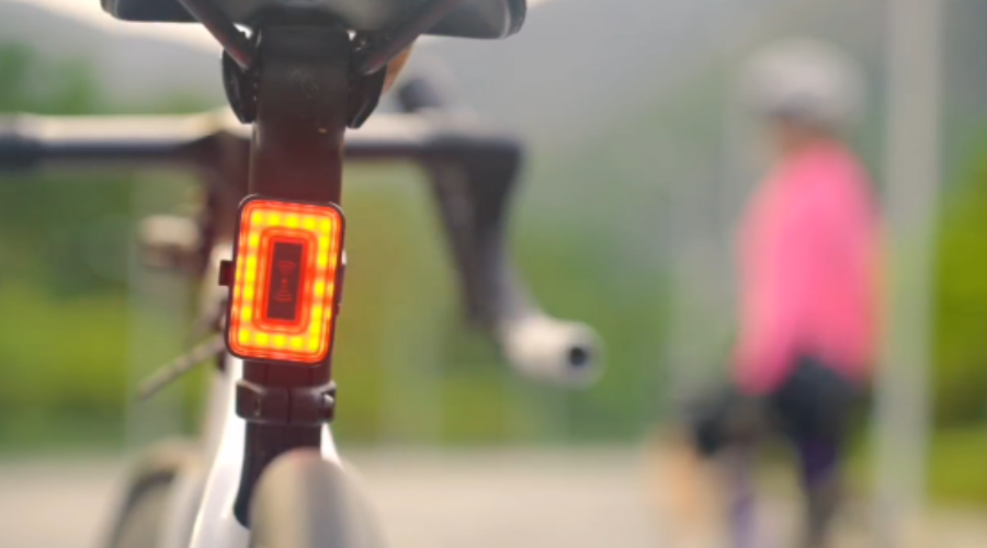 What is smart about the CYCLAMI Yoqi RT01 smart cycling tail light?