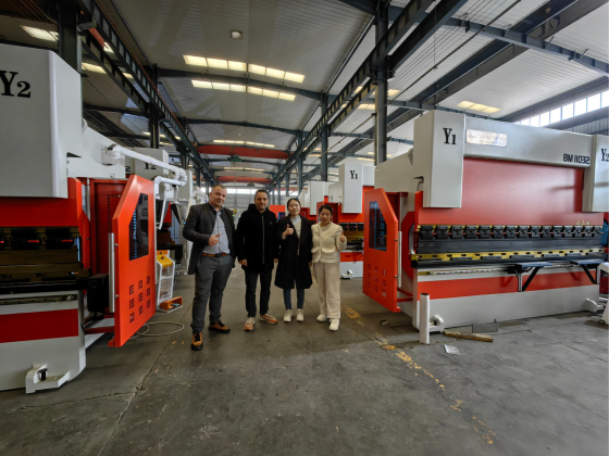 Bienvenue aux clients algériens visitant l'usine Rbqlty et confirmant les commandes.