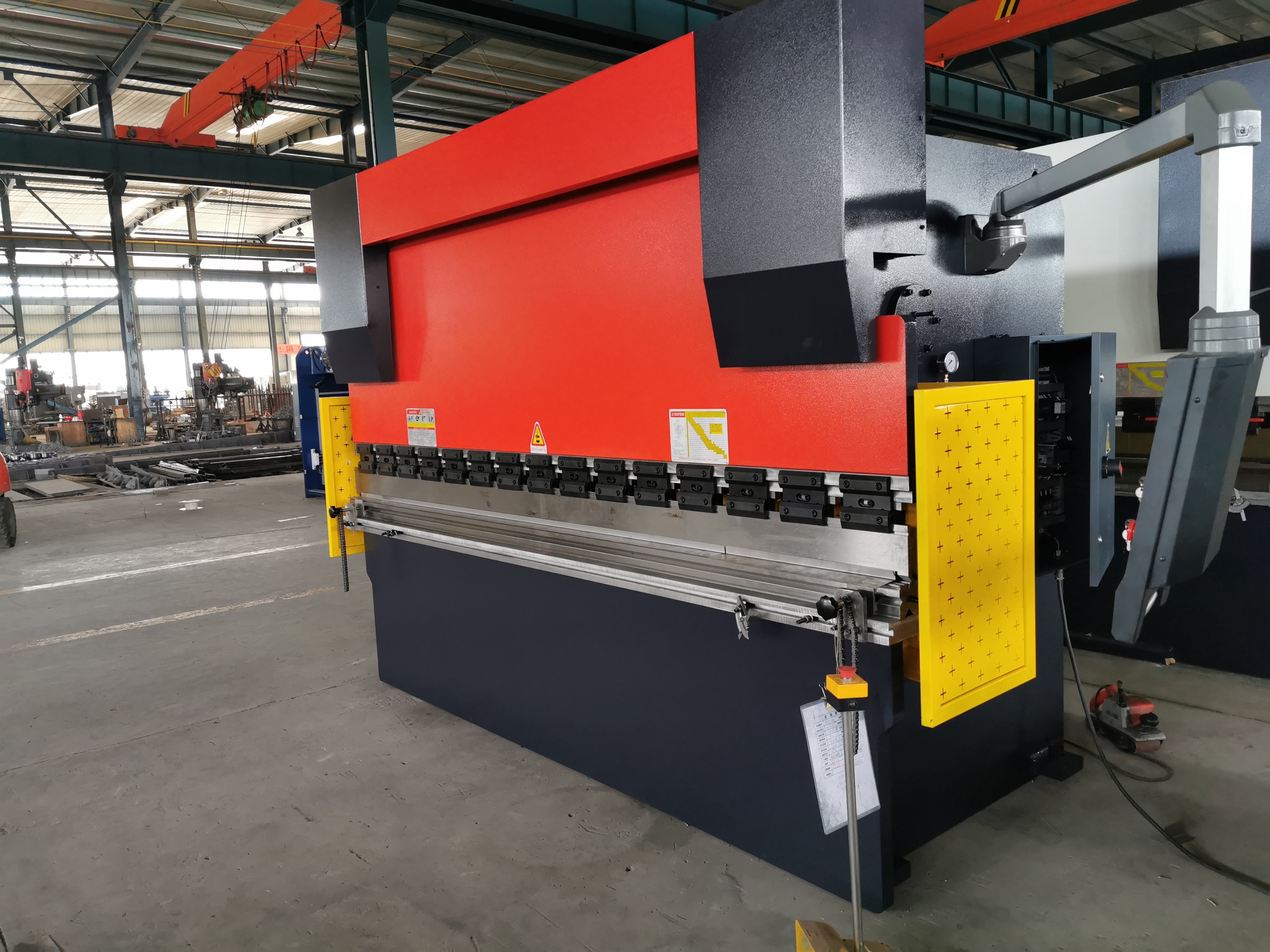 Exploring the Benefits of Using a Press Brake in Metal Fabrication