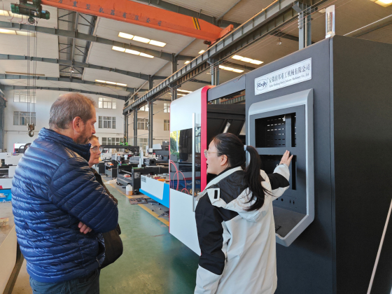 Bienvenue aux clients mexicains pour visiter l'usine Rbqlty de machines de découpe au laser et de machines de soudage à bras robotisé.