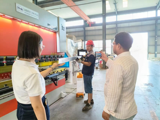 Bienvenue à l'agent saoudien pour visiter l'usine Rbqlty.