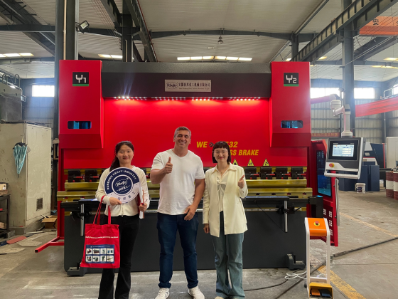 Bienvenue aux agents brésiliens pour visiter l'usine Rbqlty dédiée aux machines de pliage et aux machines de découpe laser.