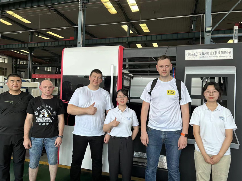 Bienvenue aux clients russes pour visiter l'usine Rbqlty dédiée aux machines de découpe laser de tubes.