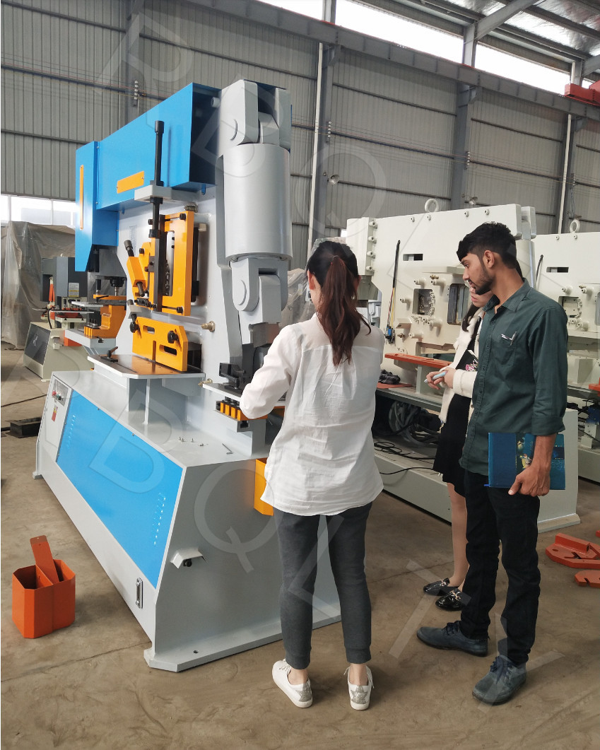 Visite d'un client indien à l'usine pour un ouvrier du fer.