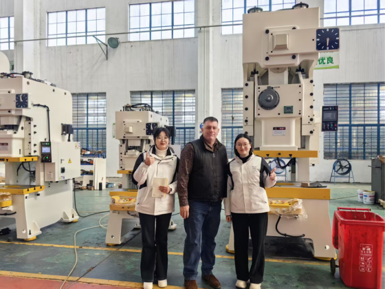 Bienvenue aux clients américains pour visiter l'usine de presses à perforer pneumatiques Rbqlty.