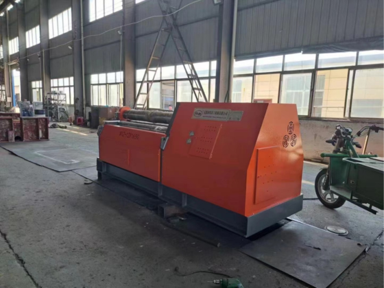 La machine à rouler des plaques à 4 rouleaux Rbqlty W12CNC-12*1650mm vient d'être terminée pour des clients autrichiens.