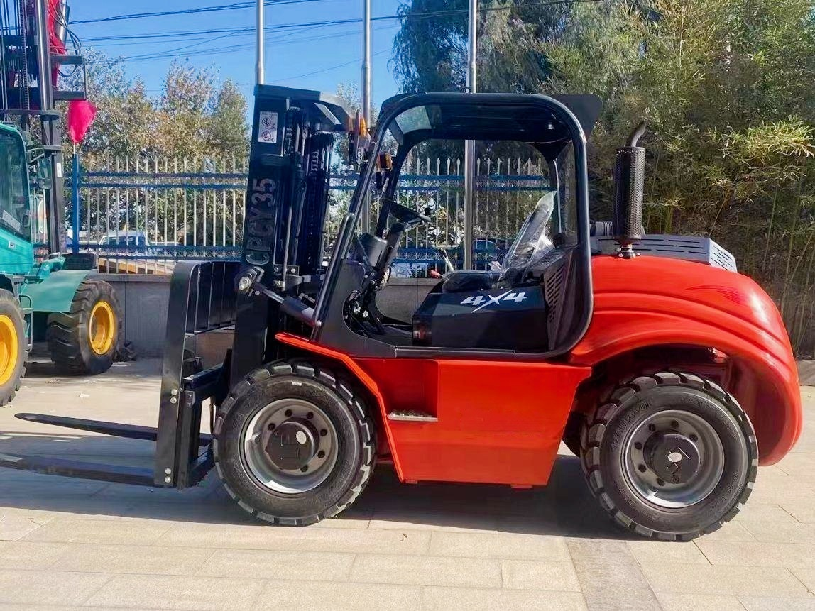 Four-wheel drive off-road forklift