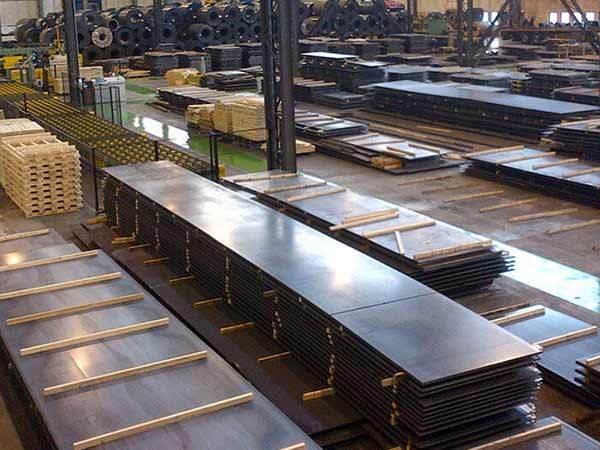 What is the material of carbon steel plate and what are its advantages and disadvantages