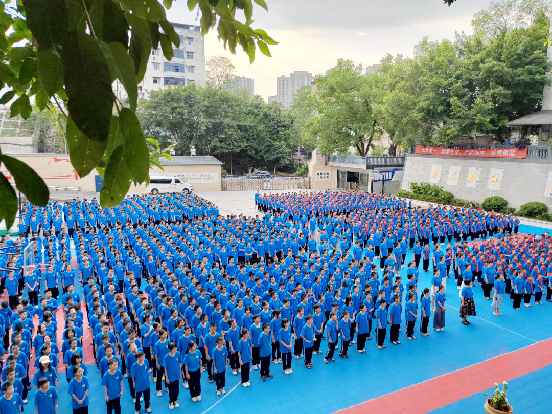 学生合照留影