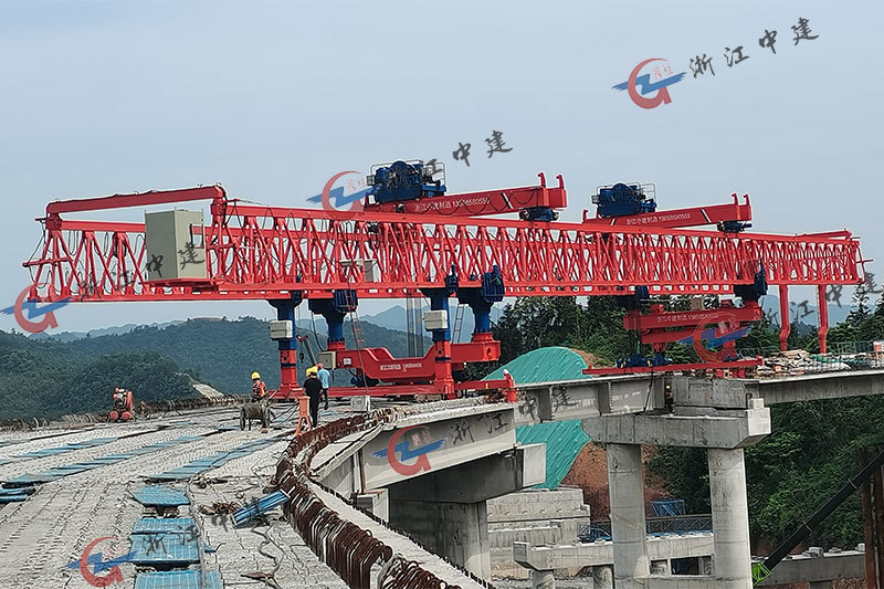 Hunan Road and Bridge Zhijiang Tongren (Hunan Guizhou border) Highway Project, 180T-40M small radius curved bridge erecting machine