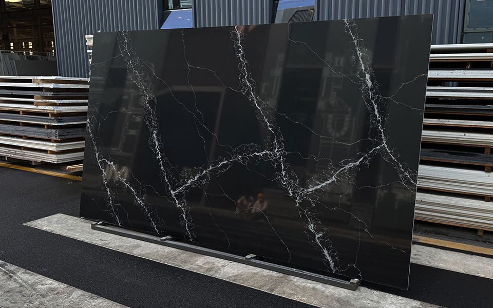 Quartz Calacatta Slab 6693
