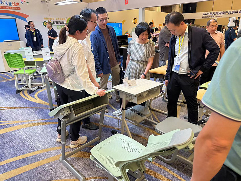 建晟集团携热品酷憩午休课桌椅亮相2024年万翔网商产品展示会