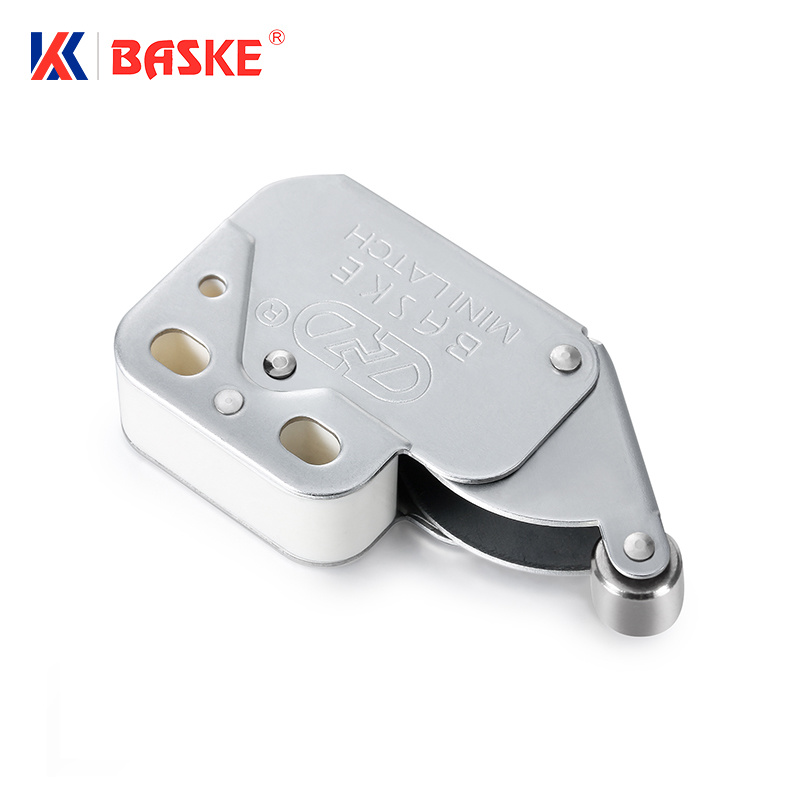Integrated stove water box handle-free lock