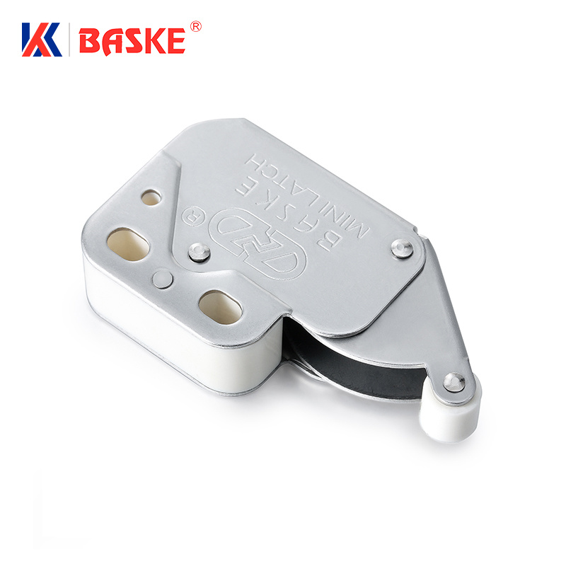 Freestanding oven drawer handle-free door lock
