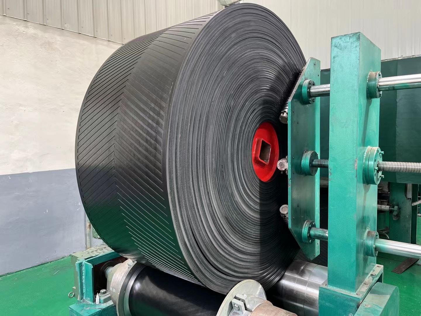 Non-slip recessed herringbone pattern conveyor belt for grain