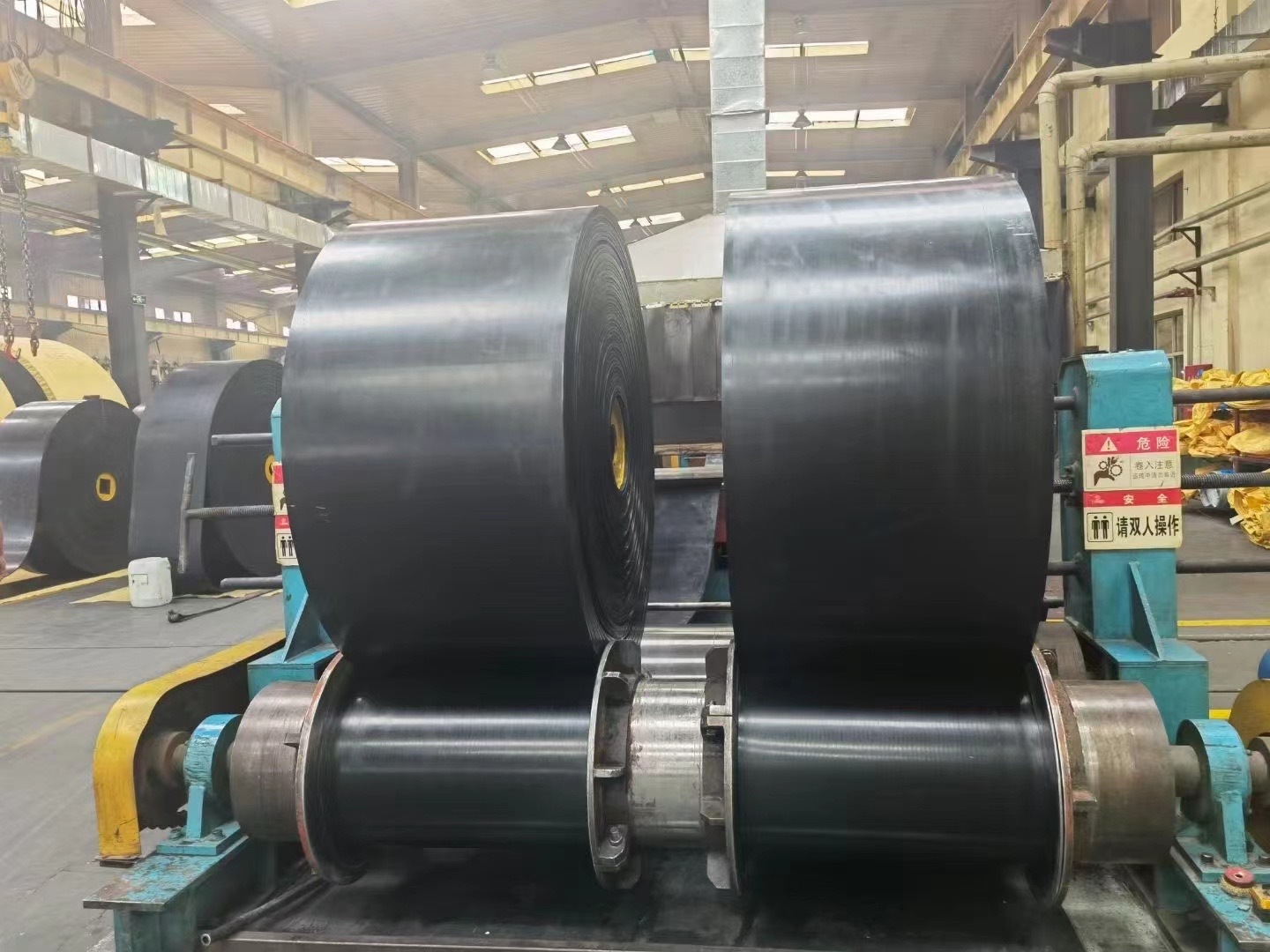 Fire-resistant, flame-retardant, and scorch-resistant conveyor belt Fire-resistant, flame-retardant, and scorch-resistant conveyor belt