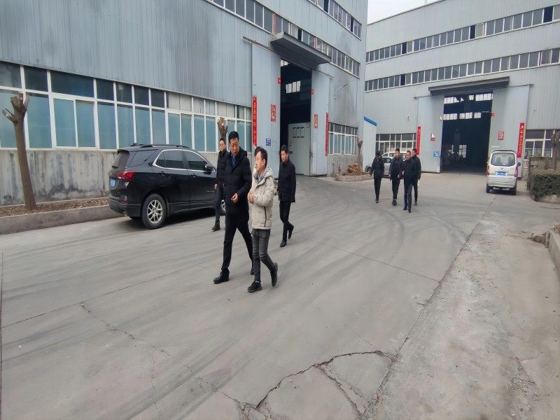 陪同客户参观