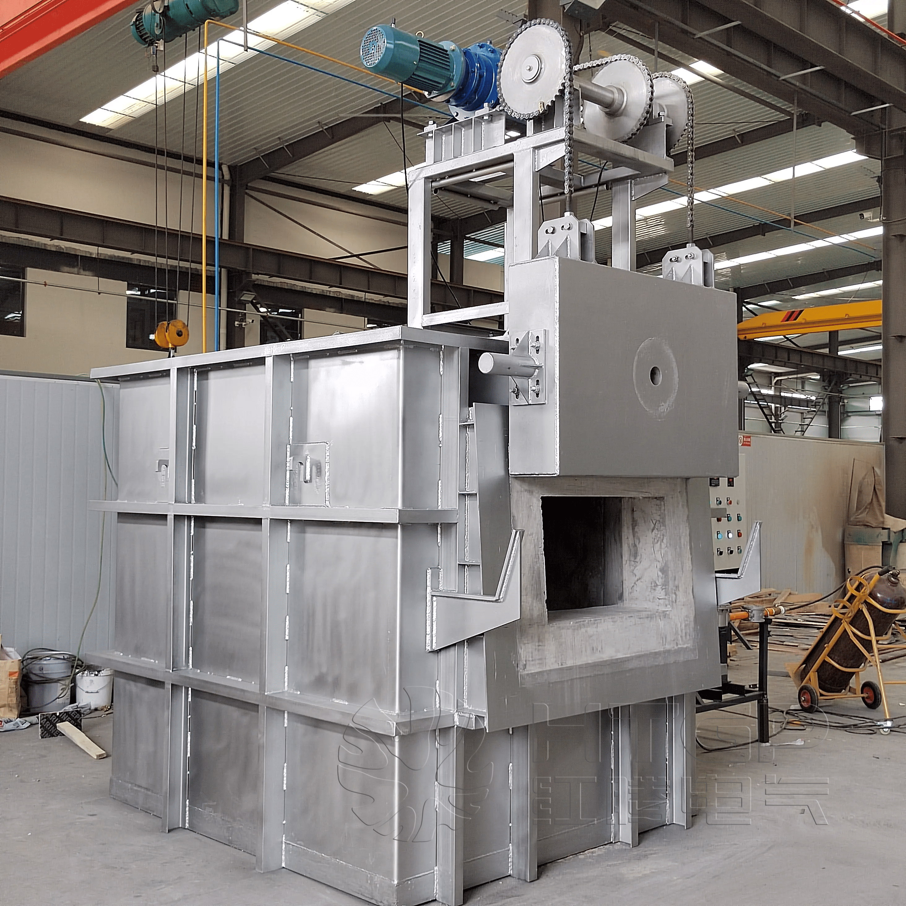 Stationary gas-fired aluminum melting furnace