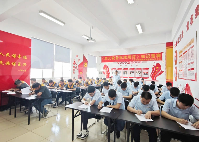 参赛者全神贯注