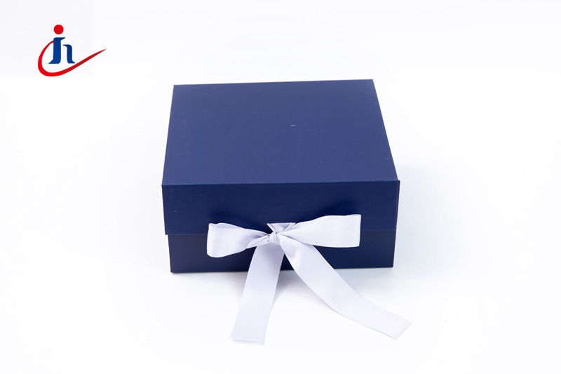 Foldable gift box