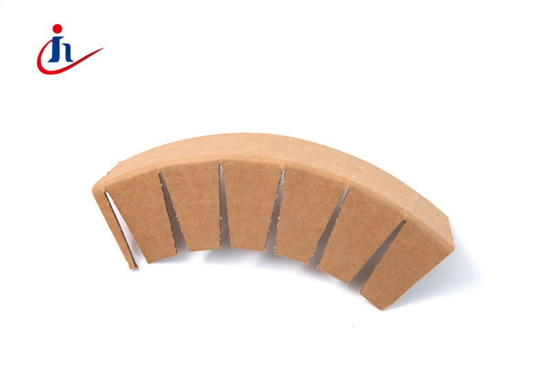 Anticollision paper corner protector-surround type