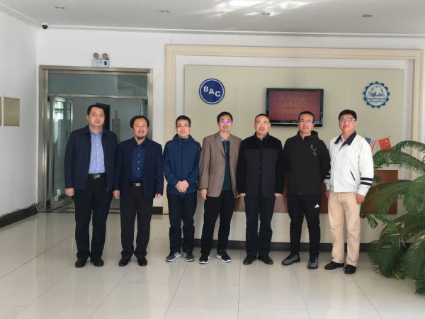 公司董事長(zhǎng)李成軍帶領(lǐng)青島海天中心業(yè)主參觀(guān)訪(fǎng)問(wèn)BAC中國(guó)工廠(chǎng)