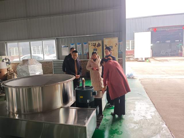 泸州市工商联一行走访调研泸州市江阳区红岩机械有限公司(图3) 泸州市工商联一行走访调研泸州市江阳区红岩机械有限公司(图3)